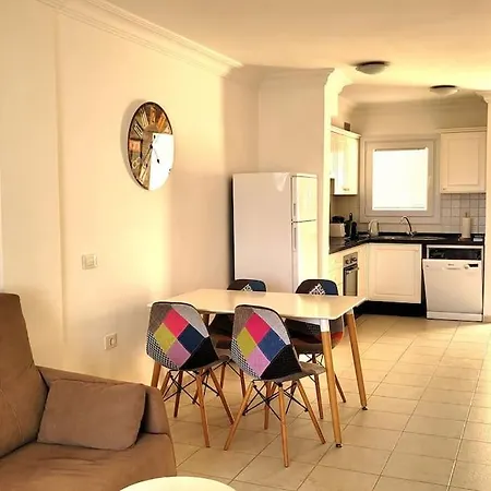Schoene Mit Meer- Und Bergblick Apartment